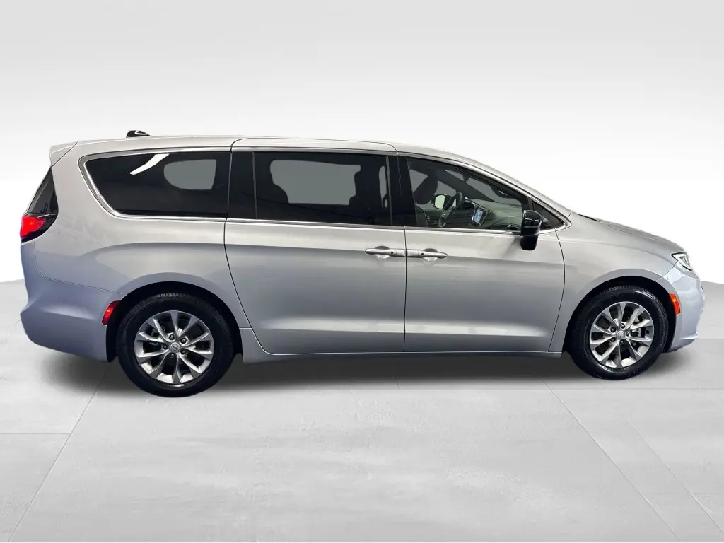 2026 Chrysler Pacifica - $31,995