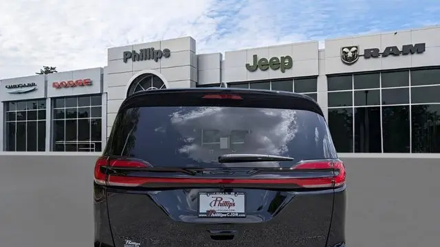 2027 Chrysler Pacifica Limited