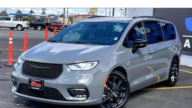 Preowned 2025 Chrysler Pacifica Limited for Sale
