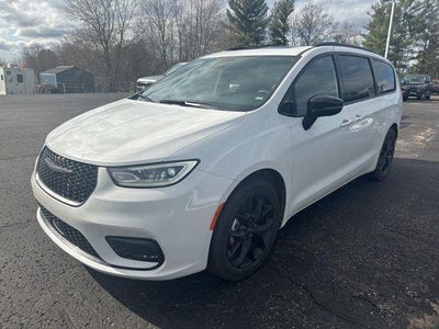 Photo of a 2025 Chrysler Pacifica Limited 4DR Mini-Van for sale