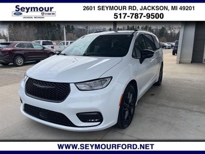 Photo of a 2025 Chrysler Pacifica Limited 4DR Mini-Van for sale