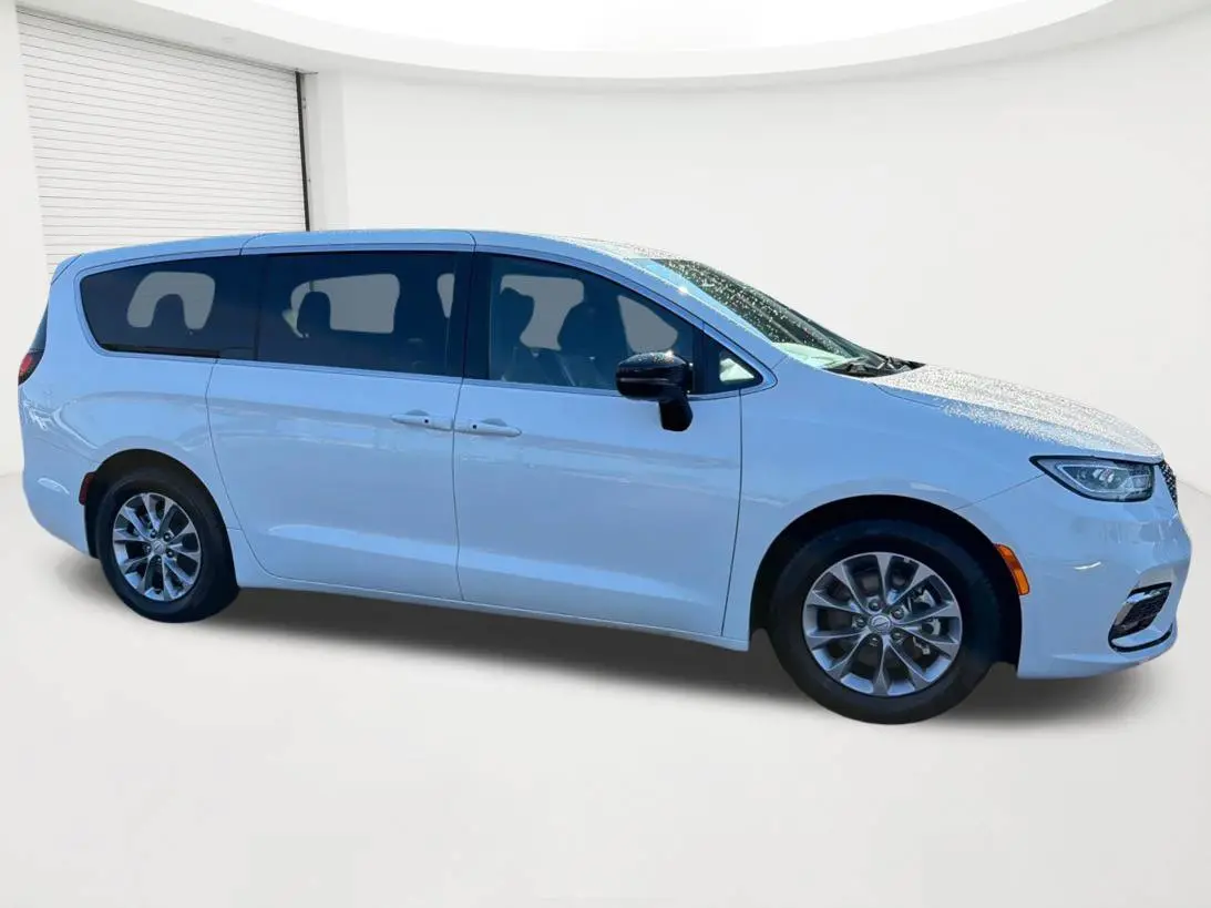 2026 Chrysler Pacifica - $33,357