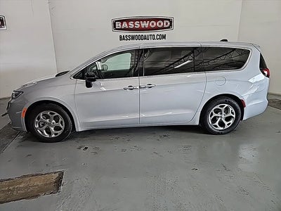 Photo of a 2024 Chrysler Pacifica Limited 4DR Mini-Van for sale