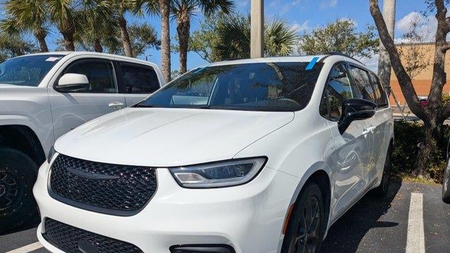 Preowned 2025 Chrysler Pacifica Limited for Sale