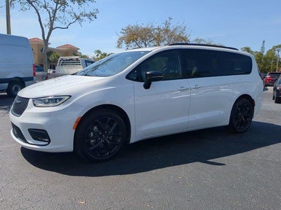 Photo of a 2025 Chrysler Pacifica Limited 4DR Mini-Van for sale
