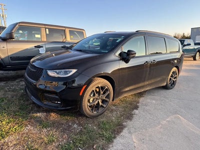 Photo of a 2025 Chrysler Pacifica Limited 4DR Mini-Van for sale
