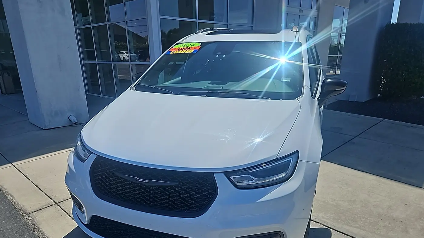 Preowned 2025 Chrysler Pacifica Limited for Sale