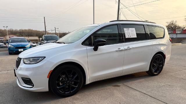 Preowned 2025 Chrysler Pacifica Limited for Sale