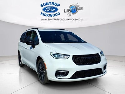 Photo of a 2025 Chrysler Pacifica Limited 4DR Mini-Van for sale