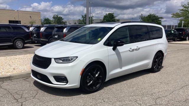 Preowned 2025 Chrysler Pacifica Limited for Sale