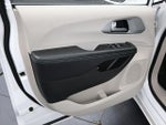 2017 Pacifica Hybrid Thumbnail 28