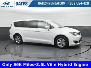 2017 Chrysler Pacifica Hybrid with Bright White Clearcoat Exterior