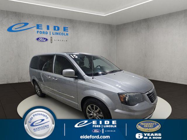 2015 Chrysler Town And Country - $5,000