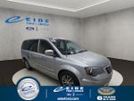 2015 Town and Country Thumbnail 1