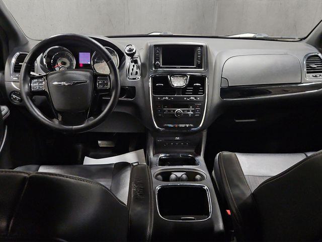 2015 Chrysler Town And Country - $5,000