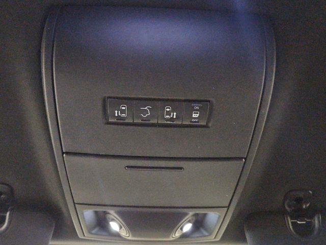 2015 Chrysler Town And Country - $5,000