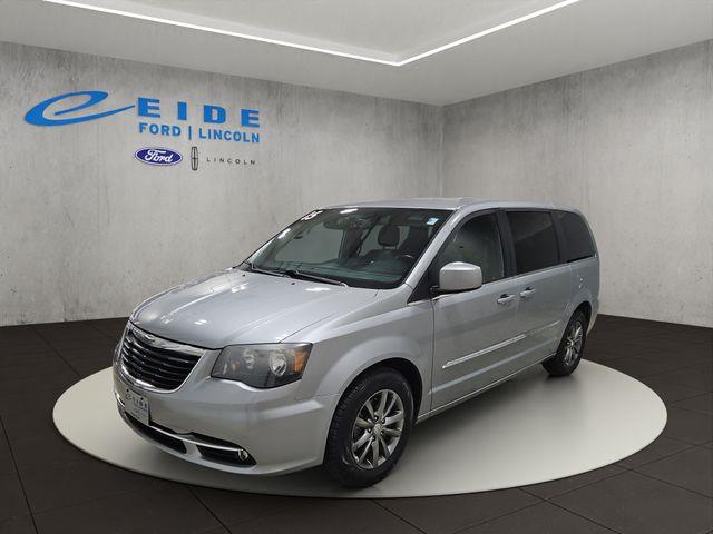 2015 Chrysler Town And Country - $5,000