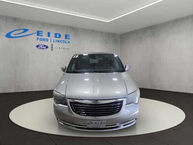 2015 Chrysler Town And Country - $5,000
