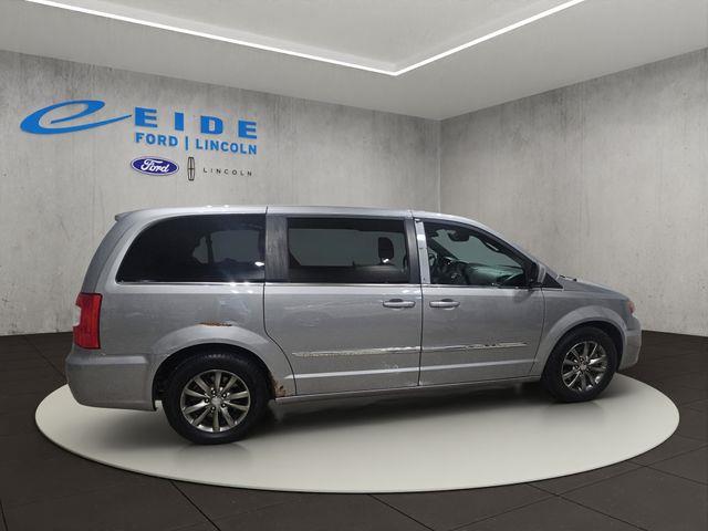 2015 Chrysler Town And Country - $5,000