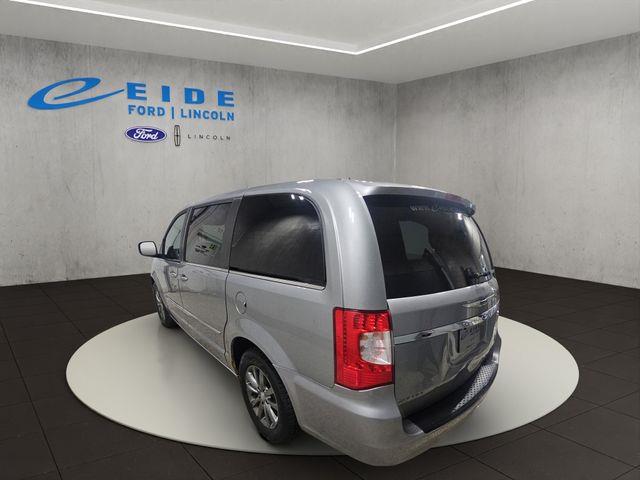 2015 Chrysler Town And Country - $5,000