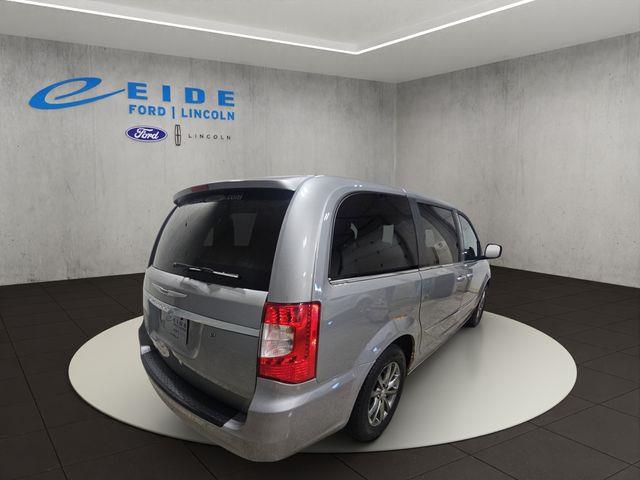 2015 Chrysler Town And Country - $5,000