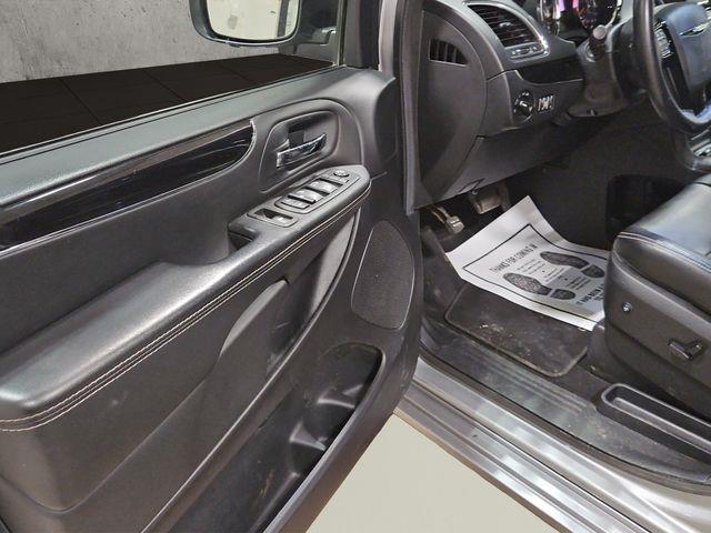 2015 Chrysler Town And Country - $5,000