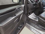 2015 Town and Country Thumbnail 11