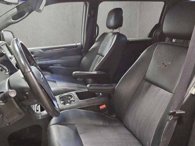 2015 Chrysler Town And Country - $5,000