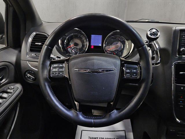 2015 Chrysler Town And Country - $5,000