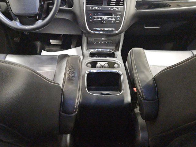 2015 Chrysler Town And Country - $5,000