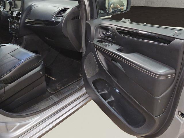 2015 Chrysler Town And Country - $5,000