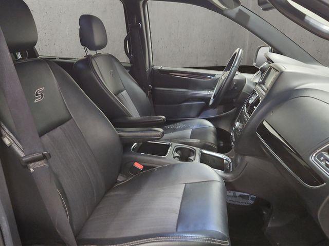 2015 Chrysler Town And Country - $5,000