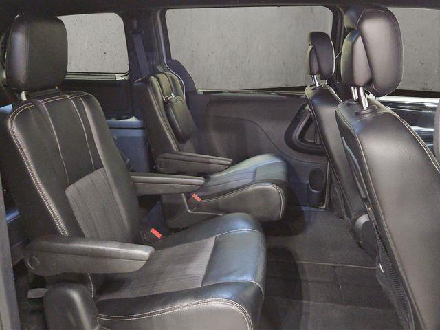 2015 Chrysler Town And Country - $5,000