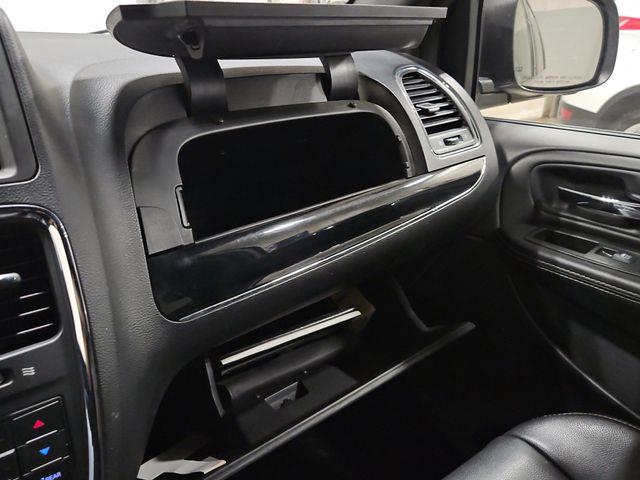 2015 Chrysler Town And Country - $5,000