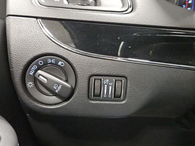 2015 Chrysler Town And Country - $5,000
