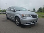 2015 Town and Country Thumbnail 1