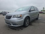 2015 Town and Country Thumbnail 2