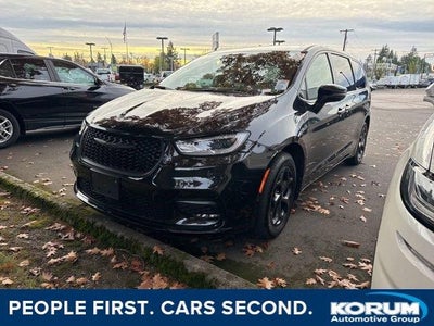 Photo of a 2022 Chrysler Pacifica Hybrid Touring L 4DR Mini-Van for sale