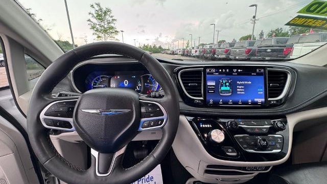 2023 Chrysler Pacifica Plug-In Hybrid Touring L