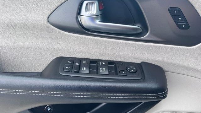 2023 Chrysler Pacifica Plug-In Hybrid Touring L
