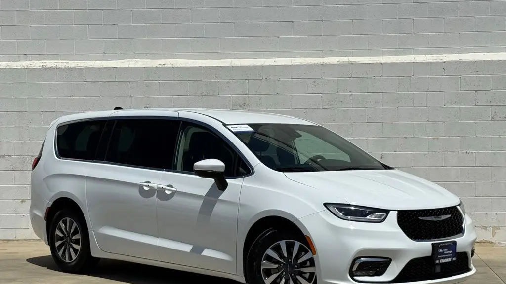 Preowned 2023 Chrysler Pacifica Plug-In Hybrid Touring L for Sale