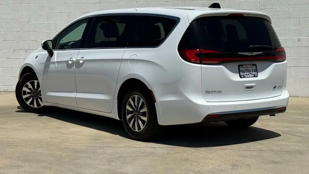 2023 Chrysler Pacifica Plug-In Hybrid Touring L