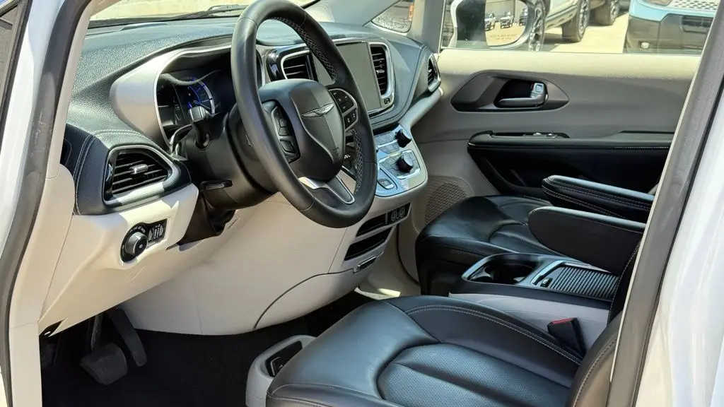 2023 Chrysler Pacifica Plug-In Hybrid Touring L