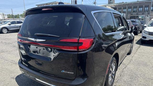 2023 Chrysler Pacifica Plug-In Hybrid Touring L