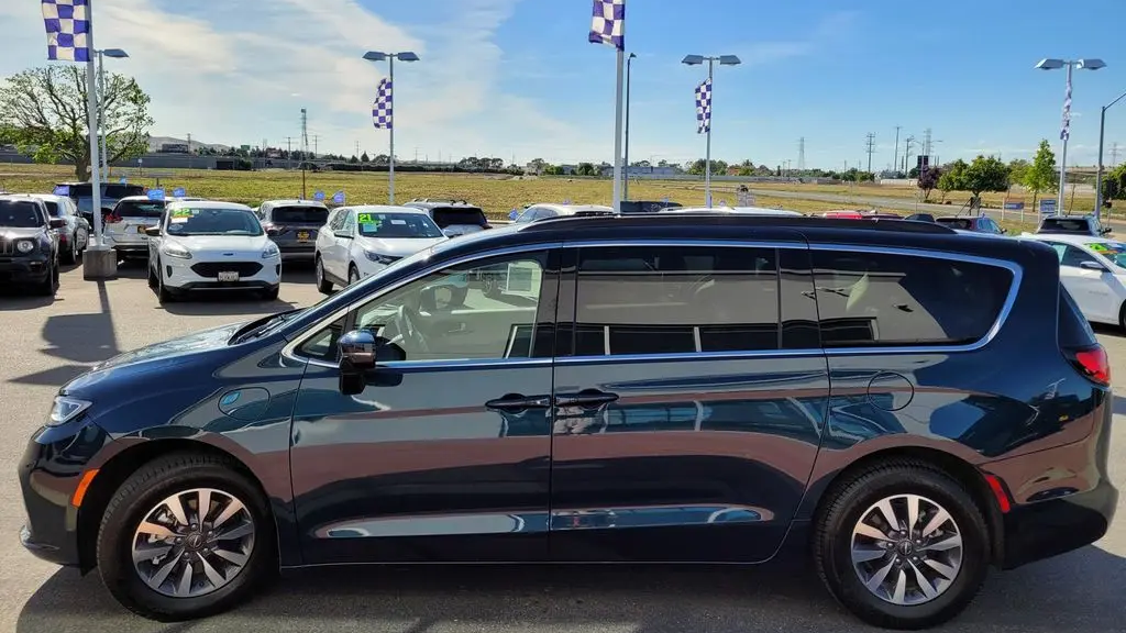 2022 Chrysler Pacifica Hybrid Touring L