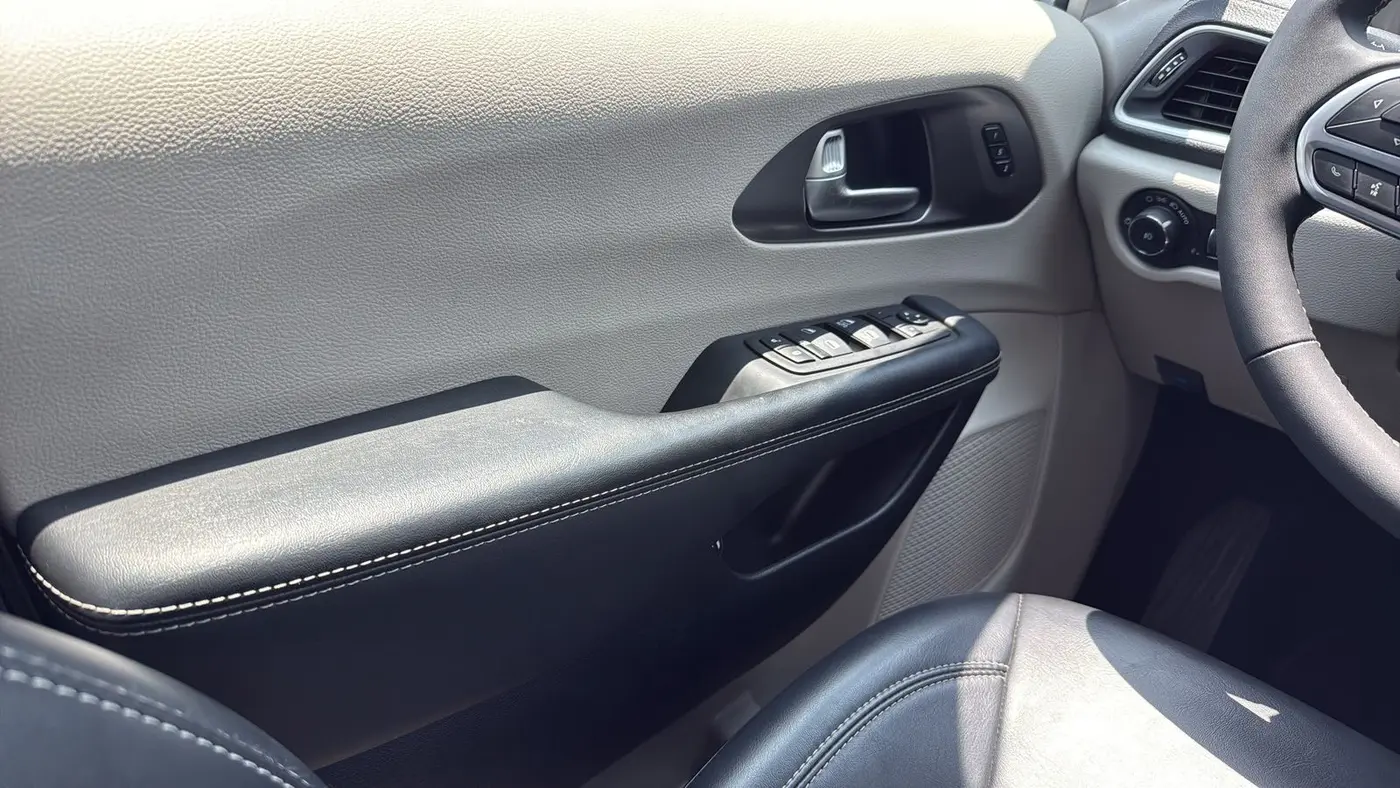 2023 Chrysler Pacifica Plug-In Hybrid Touring L