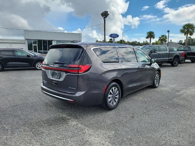 2023 Chrysler Pacifica Plug-In Hybrid Touring L — photo 1 of 12