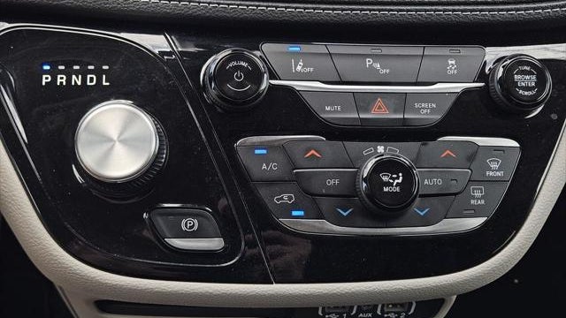 2023 Chrysler Pacifica Plug-In Hybrid Touring L