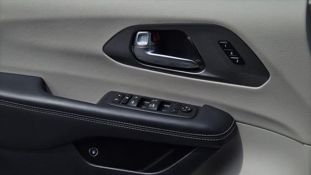 2023 Chrysler Pacifica Plug-In Hybrid Touring L