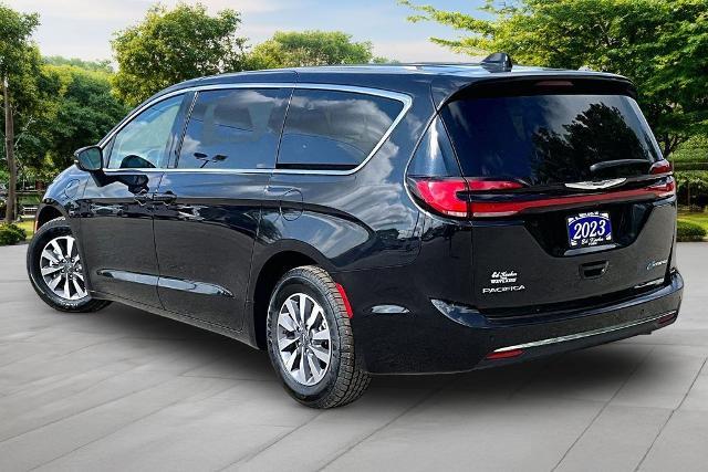 2023 Chrysler Pacifica Plug-In Hybrid Touring L — photo 1 of 36